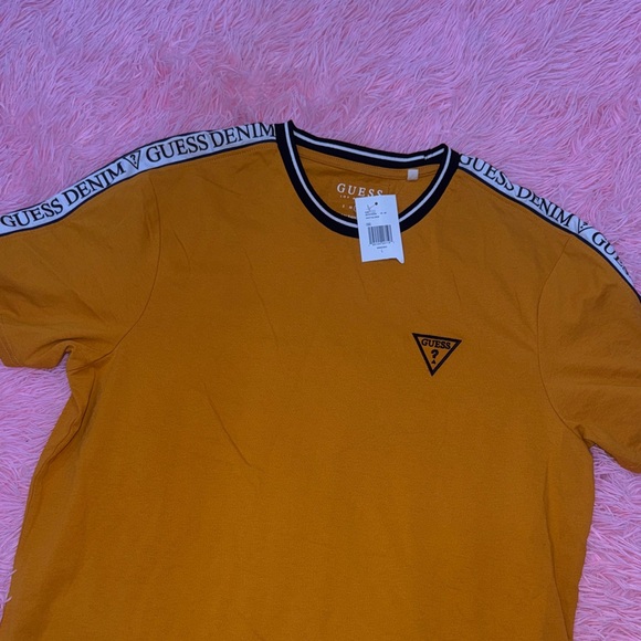 2 men GUESS T-Shirts size large - Picture 2 of 5